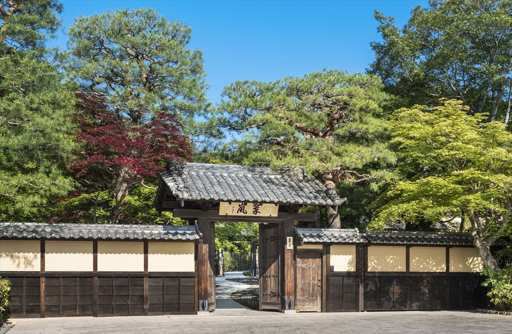 京都翠岚豪华精选酒店。迎客的酒店大门留存着明治时期风情，令人感受到日本的美丽传统。